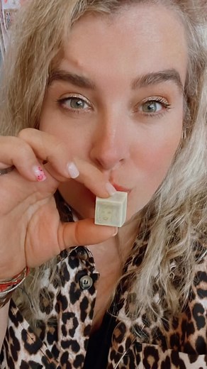 I love you all! De Misses G pralines zijn dan voor dit jaar wel op maar we hebben nog veel in petto om jullie , mijn fantastische trouwe klantjes in de kijker te zetten! Hup naar 25 jaar shop in 2024 en mama in december 2023 43 jaar ♥️ dank u lieve @stijnvandenbouhede om de pralines weer te ontwerpen , op nog veel samenwerkingen ! | The Fallen Angels