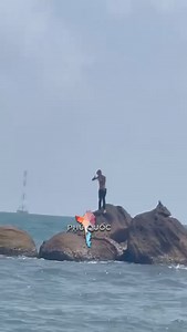 63K views · 626 reactions | Khúc gần Chùa Hộ Quốc ngay lúc này.... la hét, nhảy cha cha cha cũng khá lâu.. không biết bị gì? Anh em biết ai thì báo người nhà ra đưa về đi. Lỡ rớ.t xuống biển nguy lắm  | Phú Quốc Today News | Facebook