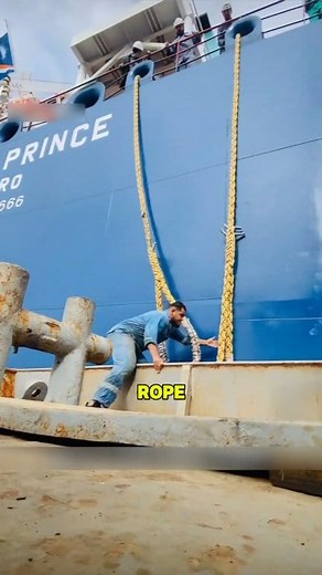 To stop the ship faster, this dockworker carried a thin mooring rope and looped it around a narrow bollard. Though he’s strong, this method is unsafe. If the rope tightens suddenly, tension can exceed 100 tons, causing violent shockwaves. If it snaps, the energy released is like a small cannon blast. Normally, a lighter guide rope is thrown first to pull the main rope to the bollard. Once secured, a winch adjusts the tension. Smaller boats dock closer and use thinner ropes, often wrapped by hand