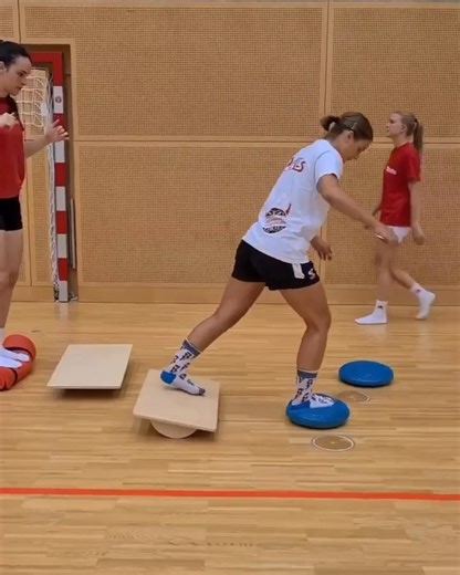 Circuito proprioceptivo e de equilibrio para jogadoras de handebol, prinicpalmente. Mas pode ser usada em trabalho físico de outros esportes. #treinofisico #handebol #handball #treinamentofísico | Blog Educação Físicaa