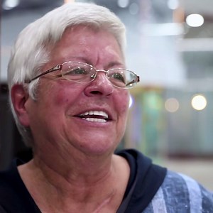 Einer der Vorteile von festsitzendem Zahnersatz ist der, dass er ohne die unangenehme Gaumenplatte auskommt, die sowohl beim Sprechen, als auch beim Essen hinderlich sein kann. Es freut uns unendlich, wenn wir Patienten wie Frau Cierpka mit ihrer Behandlung bei uns so glücklich machen können :) | Dentaprime