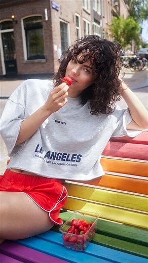 🇬🇧 Charlotte is the essence of URBANA, with lightweight curls, personalised shape and a natural shine that caresses the face. Using our milk shake approach, we have given her hair an airy touch to enhance its movement. Subtle highlights brighten the inner areas, while the tone-on-tone browns create soft and refined contrasts. The styling comes courtesy of milk_shake curl passion, for well-defined curls brimming with personality. 🤎✨ -— 🇮🇹 Charlotte è l’essenza di URBANA: ricci leggeri, forma