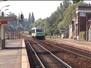 SNCF, 04/08/2003, en gare d' Abbeville, passage de trains, BB67500 et autorail Caravelle (DV)