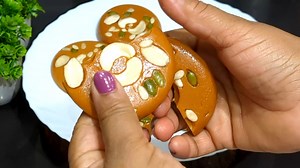 Sohan Halwa Recipe Ingredients Required- 4 tbsp refined flour 4 tbsp milk powder Nuts 1/4 cup desi ghee 1 cup sugar #sohanhalwa | Sunita Agarwal