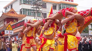 🐉Experience the lively Donghai Human Dragon Dancing at Donghai Island in #Zhanjiang! 🐲This 300-year-old tradition usually involves 50 to 60 and sometimes up to 100 performers, both adults and children, who dress up and form a "dragon" to pray for good harvest and a peaceful life through dance🙋🙋‍♀️. Info Guangdong Living Heritage Discover Beautiful China #CNYinZhanjiang #ZhanjiangCulture #celebration | Charming Zhanjiang