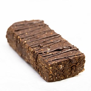 These homemade Gluten Free Protein Bars are no-bake, endlessly customizable energy bars. Just like Luna and Power bars, and made with your favorite protein powder. For recipe instructions, ingredients and substitutions, head over to the post: https://glutenfreeonashoestring.com/homemade-protein-bars/ #proteinbar #energybar #glutenfreerecipe #glutenfreeeats | Gluten Free on a Shoestring