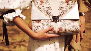 Bellatrix: iconic beauty 💛 www.saragiunti.com #HoneyBEEyourself #SARAGIUNTI | SaraGiunti