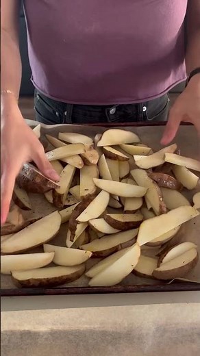 Homemade Crispy Baked Potato Wedges