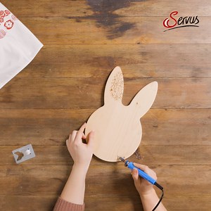 13 reactions | So einfach wie mit einem Stift lassen sich Muster und Buchstaben mithilfe eines Lötkolbens in Holz gravieren. Wie du deine eigene Brandmalerei auf ein österliches Zirbenjausenbrett von Servus am Marktplatz gestalten kannst, zeigen wir im Video  | Servus am Marktplatz | Facebook