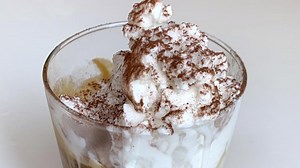 Cómo preparar un refrescante café con hielo con toffe y granizado de coco