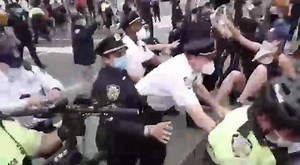 Fuji призупинили продаж своїх велосипедів для поліцейських США після того, як в компанії побачили, що байки "використовували в насильницькій тактиці". У США тривають протести після вбивства поліцією Джорджа Флойда в Міннеаполісі, і в ряді випадків поліцейські використовують велосипеди як щит або зброю. У зв'язку з цим Fuji Bikes на днях опублікували заяву, в якій говориться, що "компанія призупиняв продажу своїх велосипедів поліції, поки не переконається, що офіцери досить навчені і розуміють, щ