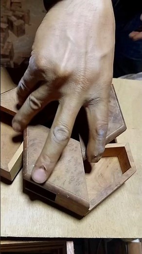 A beautiful juniper wood box with a complex opening mechanism, 💯🚨🚨