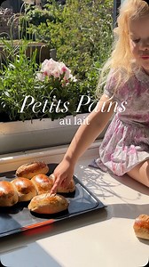 ✨RECIPE✨ Kids snack idea - wholemeal Petits Pains au lait. I try to homemake as much as my kids food as I can. Those little wholemeal milk bread rolls are great for breakfast or as a snack for le Goûter! They taste delicious on their own, but you could also fill them with peanut butter, compote or spread some butter on it. It is fair to say I am also obsessed with them as they are absolutely soft and delicious ! The recipe is in my first cookbook “Et Voilà” but … I’ll share the recipe in caption