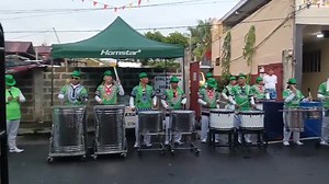 Balayan, Mag-ingay! PARADA NG LECHON 2025 | Bilang pagsalubong sa Parada ng Lechon na gaganapin ngayong araw, masiglang tumutugtog ang Homerez Drumbeaters nitong alas-singko ng madaling araw sa Barangay 4 Balayan, Batangas. Ipinaparinig ng mga musikero ang mga beat mula sa kanilang mga nakahandang set na tiyak na makakapagpasaya, indak, at bubuhay sa "festival spirit" ng mga Balayenios. | 📷 BChannel News | A. Simara | Balisong Channel