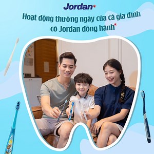 HOẠT ĐỘNG THƯỜNG NGÀY CỦA CẢ GIA ĐÌNH CÓ JORDAN ĐỒNG HÀNH 💙Mỗi ngày đều là khoảnh khắc đáng nhớ khi cả gia đình đồng hành cùng nhau trong mọi hoạt động. Từ buổi sáng năng động đến cùng nhau chăm sóc răng miệng sau bữa tối, mọi thứ trở nên gần gũi và thú vị hơn. 🪥Ba mẹ đừng quên chọn kem đánh răng và bàn chải đánh răng phù hợp cho bé nữa nhé!! ———————————————— JORDAN ORAL CARE VIETNAM Tham khảo chi tiết các sản phẩm chăm sóc răng miệng chính hãng của Jordan tại: - Lazada: https://www.lazada.vn/