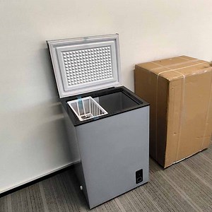 [Hot Item] 100L DC 12 Volt DC Commercial Single Door Solar Powered Chest Freezer Solar Panel Powered Deep Refrigerator Freezer