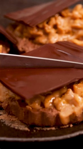 Celebrate National Dessert Day with a sweet twist!🍪 WOOLWORTHS no-bake caramel crunch tarts bring together a malted Chuckles base, crunchy caramel cornflake filling, and a fridge-set chocolate bark topping, pure indulgence in every bite. 😋💛 #WoolworthsSA #NationalDessertDay #SweetTreats #DessertGoals #IndulgeResponsibly #TextureHeaven #GoldenMoments | Sammy Marks Square