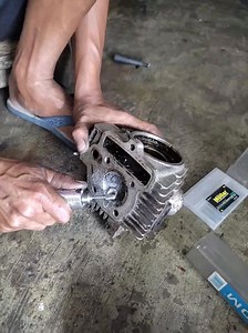 2.1M views · 10K reactions | broken spark plug repair #bengkelmotor #otomotip #tutorial | Belajar Mekanik Dari NOL | Facebook