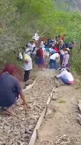 Bayanihan para iti kontsruksyon ti kalsada sadiay Tinongdan, Itogon naisayangkat AGTULTULOY iti bayanihan dagiti umili sadiay Tinongdan, Itogon partikular iti Sitio Bitnong ken Saybuan para iti konstruksyon ti kalsada nga agturong iti masakupanda. Sigun kenni Marivic Alonzo, maysa nga umili iti nasao a lugar, boluntaryo a timmulong dagiti umili para iti konstruksyon ti Bitnong-Saybuan-Tobob-PowerHouse Trail. Imbinglayna a ti panakagatang iti semento ken dadduma pay a materyales ket babaen iti so