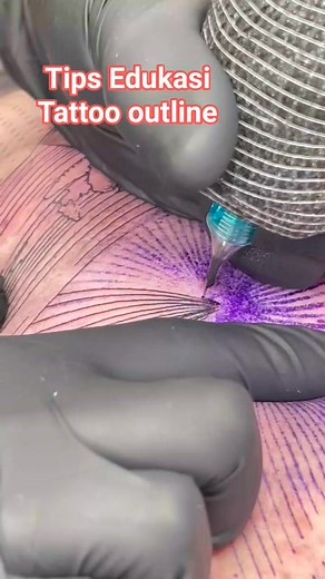 [TIPS EDUKASI OUTLINE TATTOO PRO] Teknik Dasar Bikin Outline Tajam & Presisi! Buat kamu yang baru mulai jadi tattoo artist atau mau upgrade skill, teknik outline tattoo itu pondasi utama sebelum masuk ke shading atau coloring. Berikut ini tips detail biar garis tattoo kamu tetap presisi, tajam, dan clean seperti tattoo artist profesional! 1. Pilih Jarum yang Tepat: Untuk outline tipis dan detail kecil (misalnya huruf kecil atau fine line): gunakan Needle 3RL (Round Liner). Untuk outline medium (