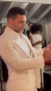 521K views · 13K reactions | Cuando Val me preguntó por qué quería casarme con ella, le dije algo simple: “Porque quiero verte bailar con tu papá.” Porque eso, para mí, era el privilegio de amar de verdad. Ella me miró y me dijo: — ¿Pero… me amas? Claro que sí. Pero también sé lo importante que es para ustedes dos esa canción… y yo quería estar ahí, acompañando ese momento. | JULIAN GIL | Facebook