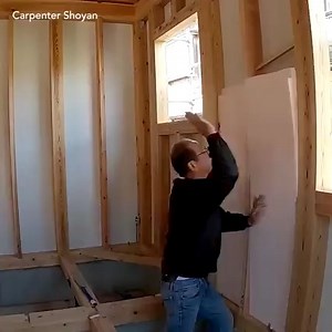 Ce bricoleur pose l'isolation d'une maison à la perfection ! | Demotivateur Atelier