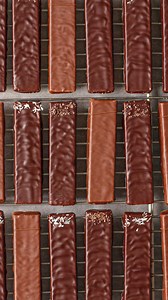 🍫 BARRES PRALINÉ 🍫 Sous leur enrobage chocolaté, se cache un cœur praliné croquant, irrésistible… La pause gourmande parfaite pour satisfaire vos envies de douceur et de croquant ! 😍 À emporter, à partager… ou à savourer seul, à vous de choisir ! 😋 📍 Uniquement disponible dans notre Chocolaterie de Dampierre-en-Yvelines, en assortiment ou dans nos coffrets de chocolat. Disponibles en chocolat noir et chocolat au lait : praliné coco, amande & vanille, noisette, cacahuète ou amande & grué de 