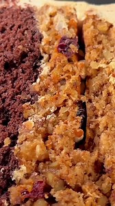 What a CAKE 🤩 Lord Mostachon … Capas de pan de chocolate y mostachón de nuez, relleno de dulce de leche, almendras y arándanos. Cubierto con un betún cremoso de caramelo.Acompañado de un Chocolate Caliente ✨#lapostreria77 | La Postreria 77