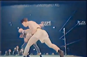 🥊 Sugar Ray Robinson wins the 1940 New York Daily news Golden Gloves tournament at lightweight versus Andy Nonella. In the same year of 1940 Sugar Ray Robinson would turn over to the professional paid ranks as a prizefighter...he would go on to fight 40 times over the next two years before being handed his first pro career loss at the hands of the raging bull Jake Lamotta...out of 6contests between the two men the loss handed to Ray would be the only victory Lamotta would hold over The sugar ma