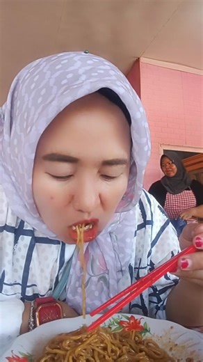 Mukbang pangsit pakai sumpit😆awak jemaw dusun ndik pck makan pakai sumpit tp mau tak mau soal nya tak ada disediakan garpunya di sini cuman di kasih sumpit,😄🤭tp untunglah masih abis pangsit aw,😁🤣 #mukbang #kuliner #miepangsit #kotabengkulu | Mella Maryana