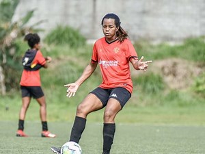 Sem clube, 1ª brasileira trans do futebol trabalha em salão
