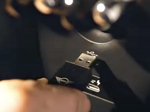 MINIハウツー動画「USBドライブからMINIにナビゲーションシステムアップデートをインストールする方法」 | BMWおたっきーず！Blog - BMW総合情報ブログ