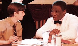 De speelfilm 'Master Harold & the Boys' gaat over de bijzondere vriendschap tussen de Zuid-Afrikaanse tiener Hally en twee bedienden van zijn familie. Een indrukwekkend verhaal over vriendschap en apartheid. Master Harold & the Boys, vanavond om 21:00 uur bij ONS. ZIGGO 50 - KPN 50 - CaiWay 50 | ONS