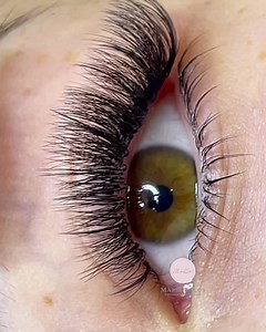 María Kalos sin miedo a la verdad…🙌🏻 Te lo digo una y otra vez, dale zoom, sin miedo, haz close up, porque de lejos todas se ven bonitas. Así de seguras estamos de nuestra “Técnica Exclusiva” basada en el cuidado de tus pestañas y por otro lado te garantizamos la eficacia de nuestros tratamientos para que refuerces en casa. 🏠 Prueba nuestro sistema anticaída de pestañas naturales, cero pegotes, extensiones de seda,suaves al tacto, como si fueran tuyas. El verdadero #volumenruso #2dlashes #3dl