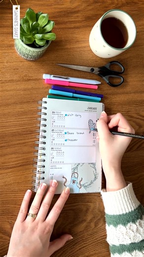 Have you already started planning in your 2025 planner? I always enjoy seeing how others organize their planners, so I thought: why not show you mine? If you’ve already started planning, I’d love to see it! Feel free to send me a photo if you’d like. Or share below how you usually fill in your planner. I’ve also written an article about it, which you can read here: https://www.daphnesdiary.com/filling-in-the-2025-planner. Love, Daphne | Daphne's Diary English