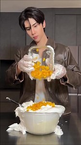 our chef🧑🏻‍🍳 is making "Mayongchid cream cheese pie kanom pian🧀🥧" #dunknatachai #dunkmeow #joongdunk