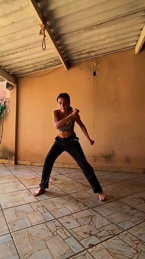 Capoeira Parafuso: Mulher Capoeira em Ação