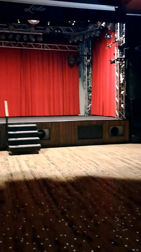 Kommt und tanzt mit uns zu Discomusic! 💃 Freddy und Ron checken im Lido schon mal die Discokugel und üben ihre Moves. Jetzt fehlt nur noch ihr! Seid ihr dabei? Dann markiert euch den 17.12. dick im Kalender, wenn Freddy Fischer & His Cosmic Rocktime Band bei uns für Discostimmung sorgen werden! 🕺 Sichert euch jetzt Tickets: ➡ https://bit.ly/3ggRg9P ➡ https://bit.ly/3tAgT8E ➡ https://bit.ly/3AjCR3J präsentiert von Rausgegangen Berlin und FluxFM | Lido Berlin