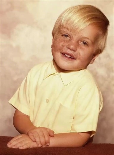 En 1978, Keith Edmonds, âgé de 14 mois, n'arrêtait pas de pleurer dans son berceau. Le petit ami de sa mère, exaspéré par les cris du bambin, a maintenu le visage de Keith contre un radiateur électrique, lui causant des brûlures au troisième degré sur 50 % du visage. L'agresseur a été condamné à 10 ans de prison. Keith a passé un mois à l'hôpital à lutter pour sa vie, et aujourd'hui, il porte ses cicatrices avec fierté. Et vous feriez mieux de vous asseoir avant de voir à quoi il ressemble aujou