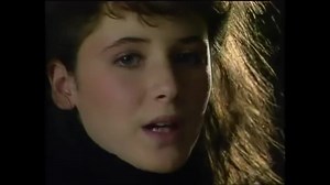 🛫 Elsa - T’en Va Pas 🛫 T'en va pas Si tu l'aimes, t'en va pas Papa si tu l'aimes dis-lui Qu'elle est la femme de ta vie, vie, vie Papa ne t'en va pas On peut pas vivre sans toi T'en va pas au bout de la nuit Nuit tu me fais peur Nuit tu n'en finis pas Comme un voleur Il est parti sans moi On n'ira plus au ciné tous les trois Nuit tu me fais peur Nuit tu n'en finis pas Comme un voleur Il est parti sans moi Papa si tu pensais un peu à moi Où tu vas Quand tu t'en vas d'ici J'arrive pas à vivre sa