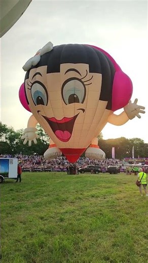 Babbette hot air balloon waves to the spectators before taking off. #hotairballoon #balloon #shorts