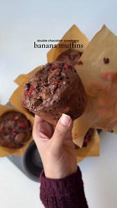 Iram Mansoor on Instagram: "Double chocolate strawberry banana muffins 🍓🍌 Ingredients 3 large ripe bananas , finely mashed 1 1/2 cups (180g) all purpose flour 1/3 cup (28g) unsweetened cocoa powder 3 tbsp (40g) neutral oil 3 tbsp (42g) unsalted butter, melted 1/2 cup (100g) granulated sugar 1/2 cup (110g) brown sugar 2 egg, room temp 1/2 tsp (2.5g) baking soda 2 tsp (8g) baking powder 3/4 tsp salt 2 tbsp maple syrup, optional 1 tbsp vanilla bean paste/vanilla extract 1/4 cup (60g) sour cream o