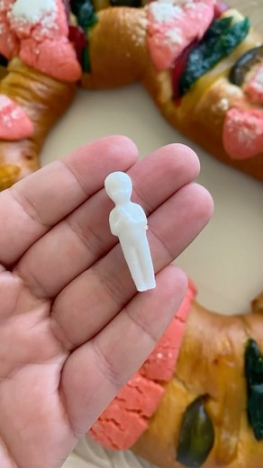 27 reactions | Rosca de Reyes  cut a slice to celebrate the Three Kings 老 visit to the Baby Jesus. A delicious treat with a special surprise inside  Whoever gets the plastic baby doll has to make tamales on Feb. 2nd. 䀹 Recipe @mamamaggieskitchen https://inmamamaggieskitchen.com/rosca-de-reyes/ #roscadereyes #diadelosreyes #mexicandessert #mexicanrecipes #mamamaggieskitchen | Mama Maggie's Kitchen | Facebook