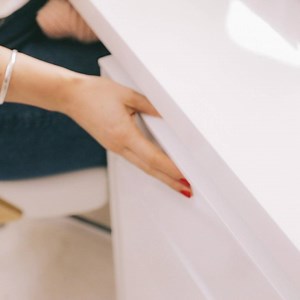 À toutes celles qui adorent se maquiller les yeux mais qui manquent toujours de temps... On a un petit quelque chose RE-VO-LU-TION-NAIRE juste pour vous ! Une innovation qui va faire le buzz et qui arrive très, très vite ! Qu'est-ce que ça peut bien être ? 😉 | Bourjois Paris