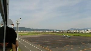 YS-11が、フライトして早い物でもう五日が経ちました。 八尾でしか見られない光景がある！ でも今日は、特別に皆様に公開しようと思います！ 八尾空港へのローパスです。 たくさんの方が見にきてくれました！ 映像提供：元ワイエスライダー 市野文啓 様 | aerolab YS-11
