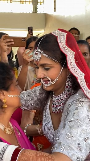 377K views · 1.9K reactions | Beti ki vidaai凉"Bye daddy I Love You" says Dalljiet Kaur as she heads out with hubby Nikhil Patel after their wedding | Voompla | Facebook