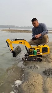 Caterpillar 992G Wheel Loader Loading Trucks | Giant Machine