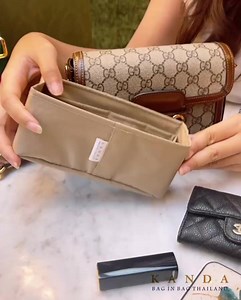 ได้มาใหม่ มาลงรีวิวน้อง horsebit mini ให้ดูกันค่ะ ว่าใส่ Kanda Bag เข้าไปแล้วเป็นยังไง 💚❤️🤎 ดีจริง ดีจัง ใครมีต้องใส่นะคะ น้องสกปรกง่ายมากค่า สินค้าพร้อมส่ง มีทุกไซส์ค่ะ สีสวยแบบในภาพเลย เข้ากับด้านในสุดๆ 😘😘 เนื้อผ้าไม่ต้องห่วงว่าไม่ได้มาตรฐานนะคะ ใช้ดี เนื้อผ้า KANDA BAG ใช้ดี ไม่นุ่มไม่แข็งเกิน เหมาะแก่การใส่ยาวๆ ดูแลน้อนเป๋าได้เป็นอย่างดีค่า ================ สอบถามสั่งซื้อสินค้าได้ที่ Inbox : m.me/kandabaginbag Line: @kandabaginbag มี@ข้างหน้าด้วยนะคะ | Kanda Bag in Bag Thailand