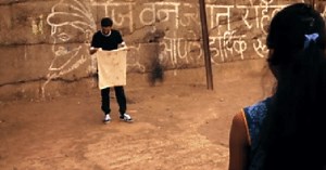 Màn ảo thuật như phép màu trong "Ngàn lẻ một đêm', biến tấm vải trắng thành tấm Sari sặc sỡ