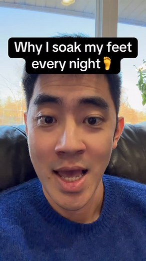 A nightly hot foot bath warms the body, boosts circulation, calms your mind, and supports deeper sleep — especially as the weather gets cold. It strengthens Kidney Yang, relaxes the nervous system, and encourages smooth Qi flow. Soak for 10–15 minutes and feel the difference. 🧦💧 #YourTCMGuide #TCMWellness #WinterHealth #FootBath #HolisticHealing | Your TCM Guide